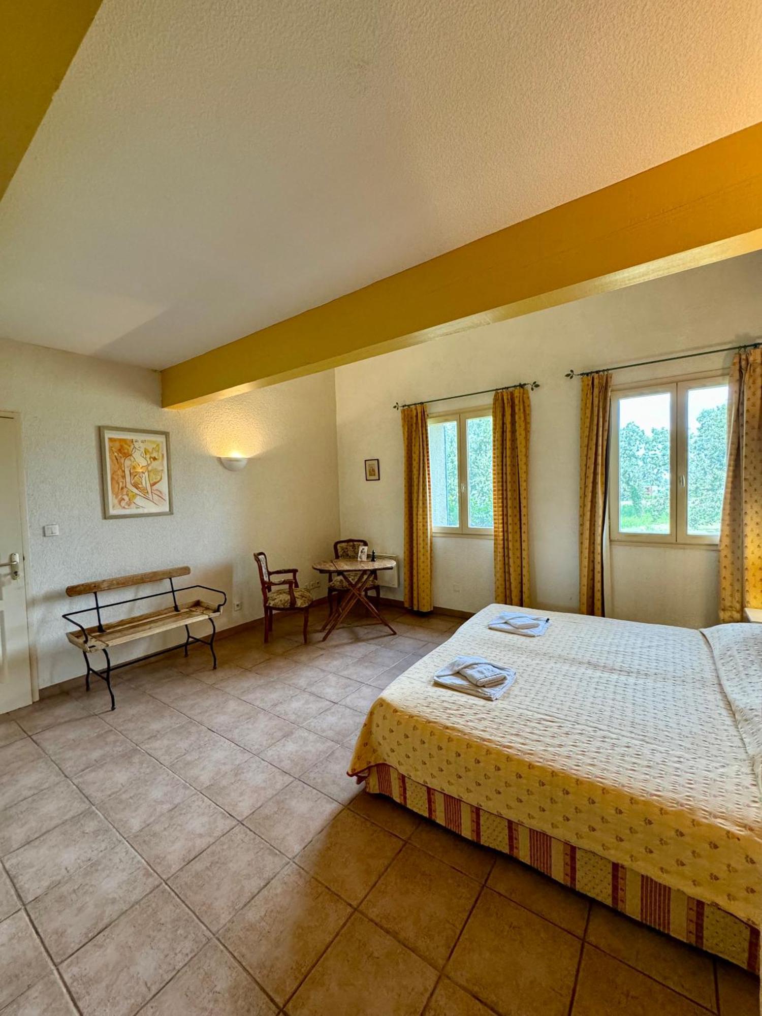 Mas Du Grand Peloux Hotel Port-Saint-Louis-du-Rhone Phòng bức ảnh