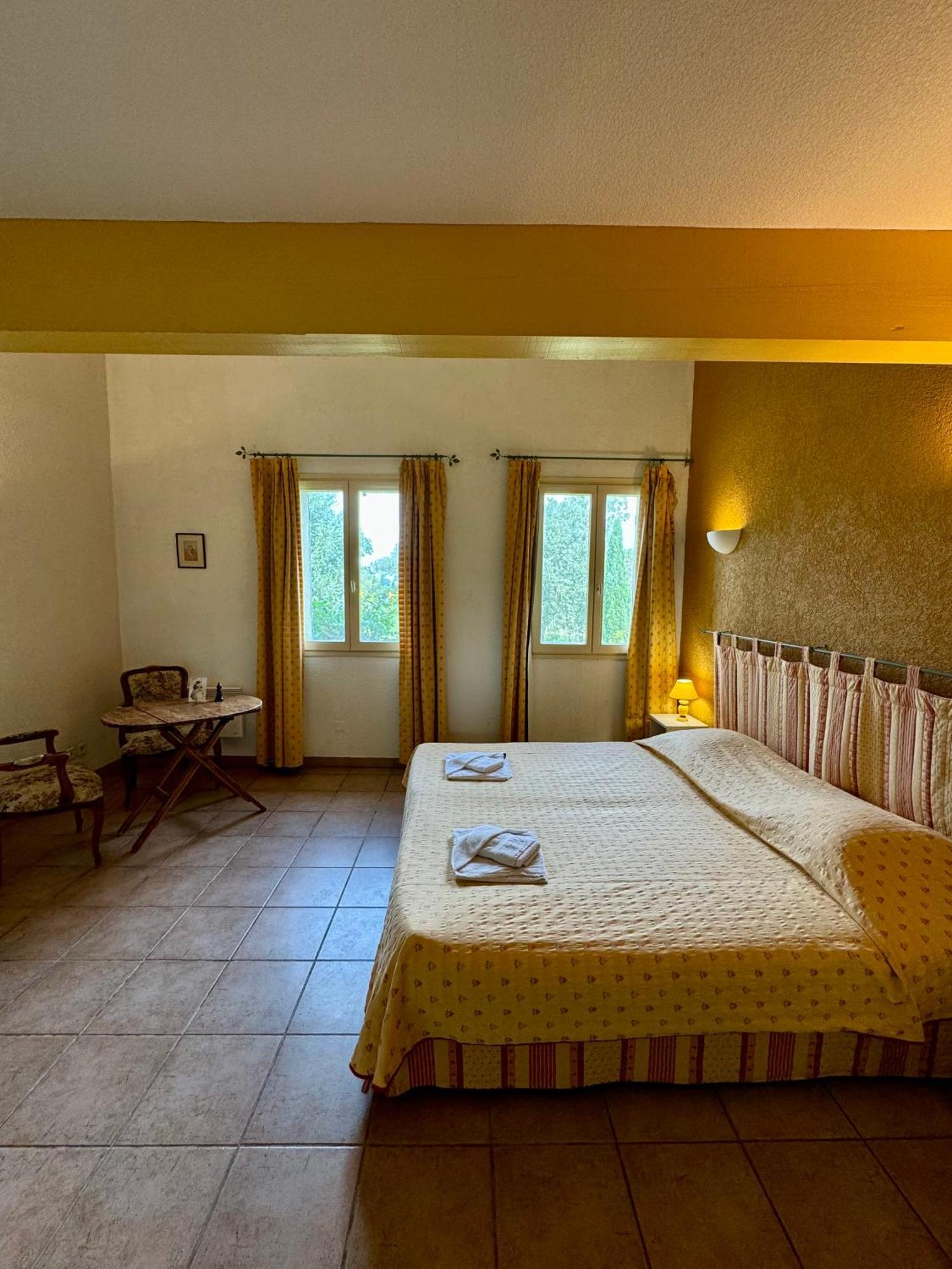 Mas Du Grand Peloux Hotel Port-Saint-Louis-du-Rhone Phòng bức ảnh