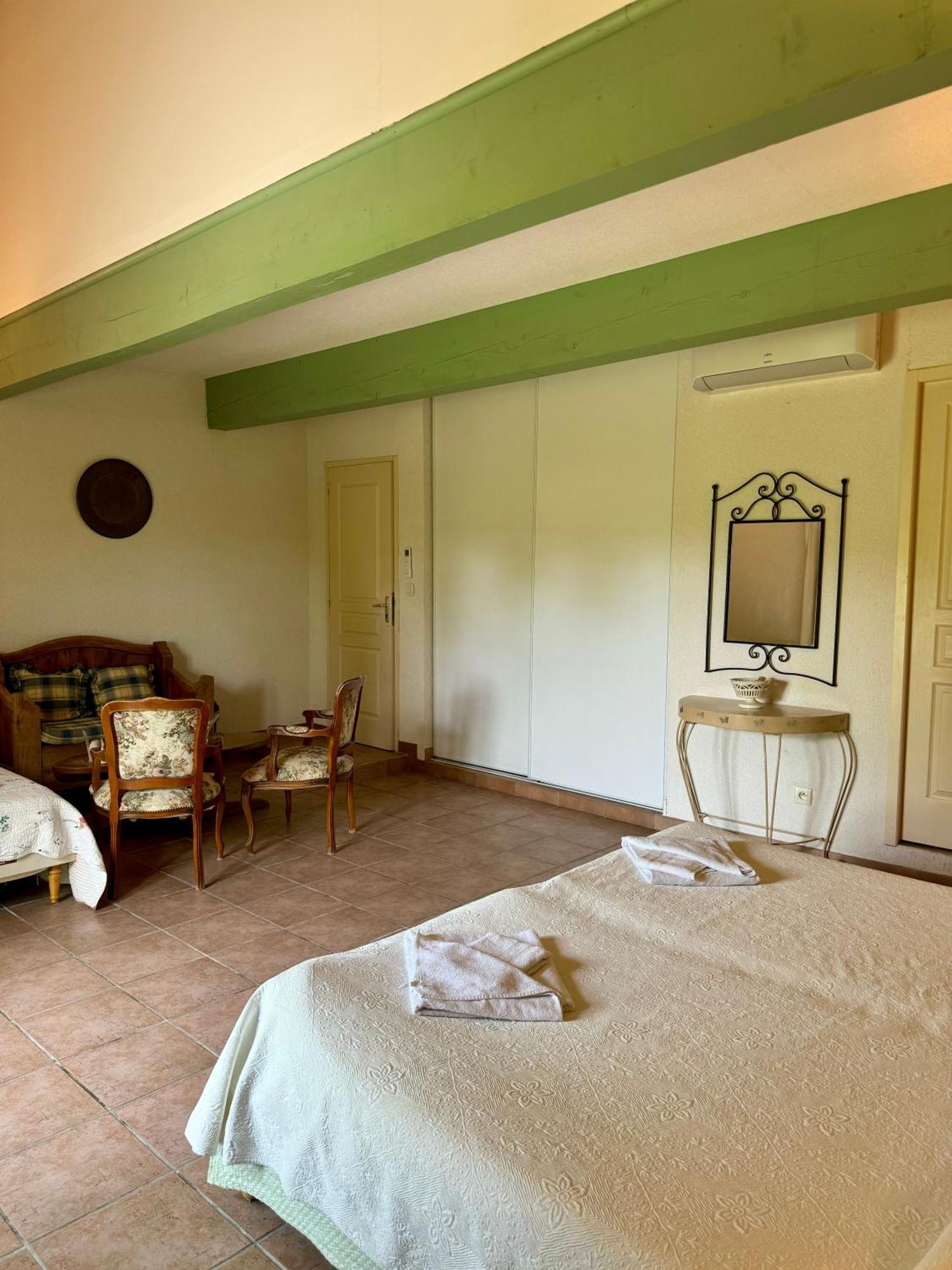 Mas Du Grand Peloux Hotel Port-Saint-Louis-du-Rhone Phòng bức ảnh